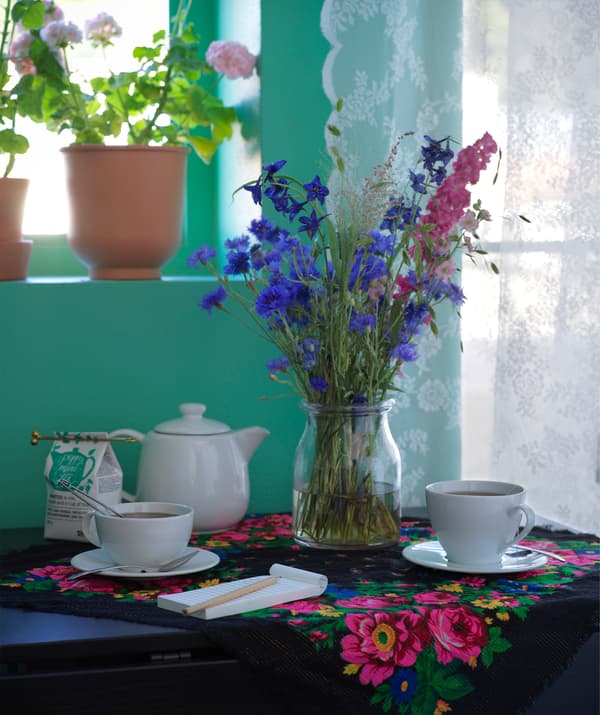 Ce sont les petits moments comme celui où l’on se retrouve autour d’une tasse de thé qui font toute la magie de recevoir des amis.