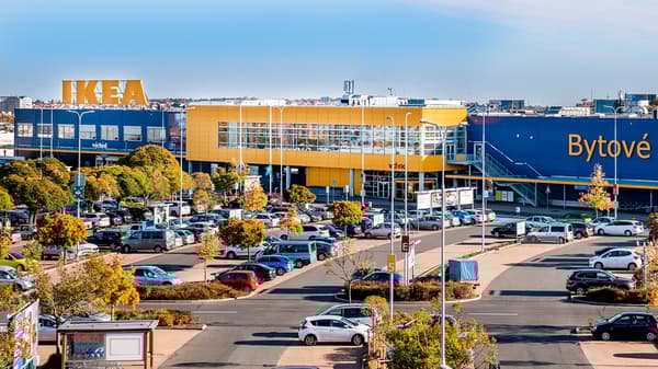 Čelní podzimní pohled na obchodní dům IKEA Zličín