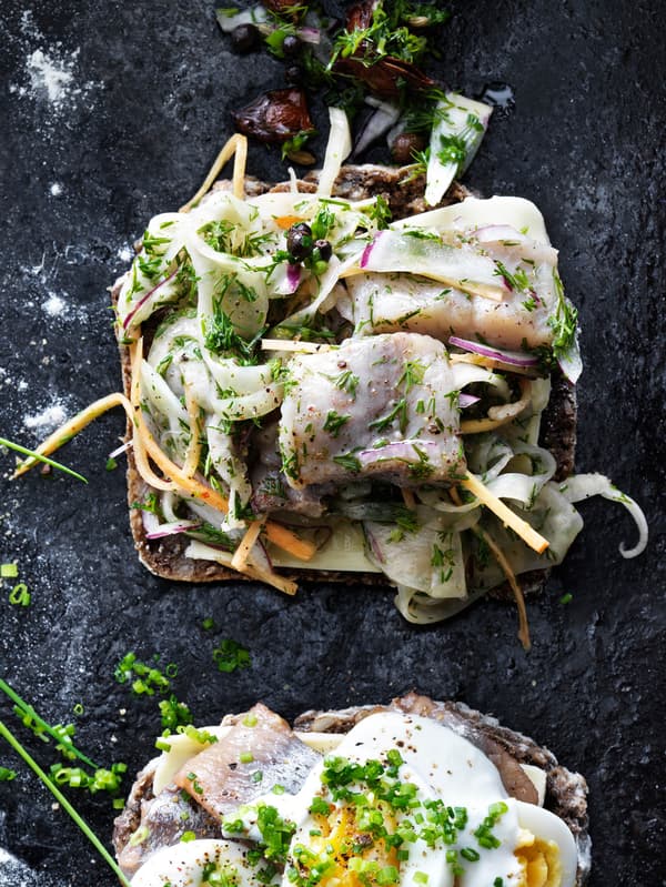 Celozrnný chlieb obložený marinovaným sleďom v horčicovej omáčke SILL SENAP a vajíčkom alebo prúžkami mrkvy a feniklu.