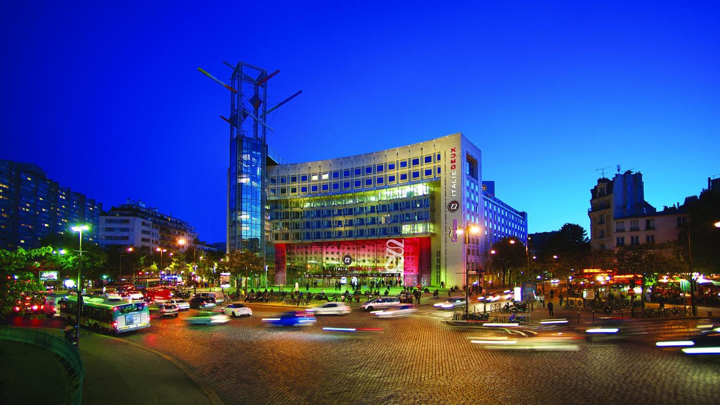 Centre de Paris avec de la circulation où se place en plan central le bâtiment du centre commercial Italie Deux.
