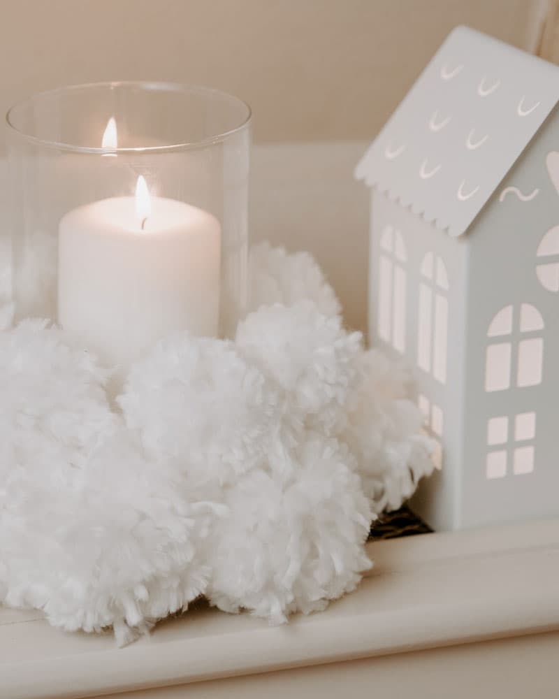 centre de table blanc avec bougeoire