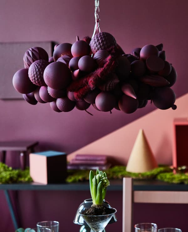 Centre de table constitué de décorations pour les fêtes, suspendue au-dessus de la table de salle à manger.