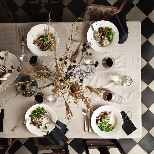 centrepieces to add a decorative touch to meals