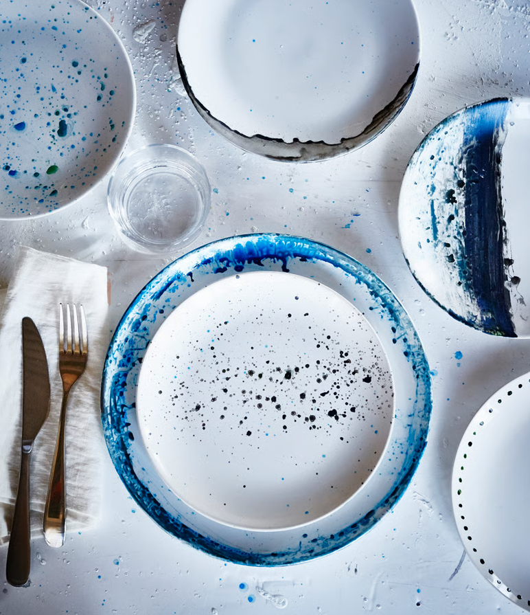 Čerstvě pomalované talíře.