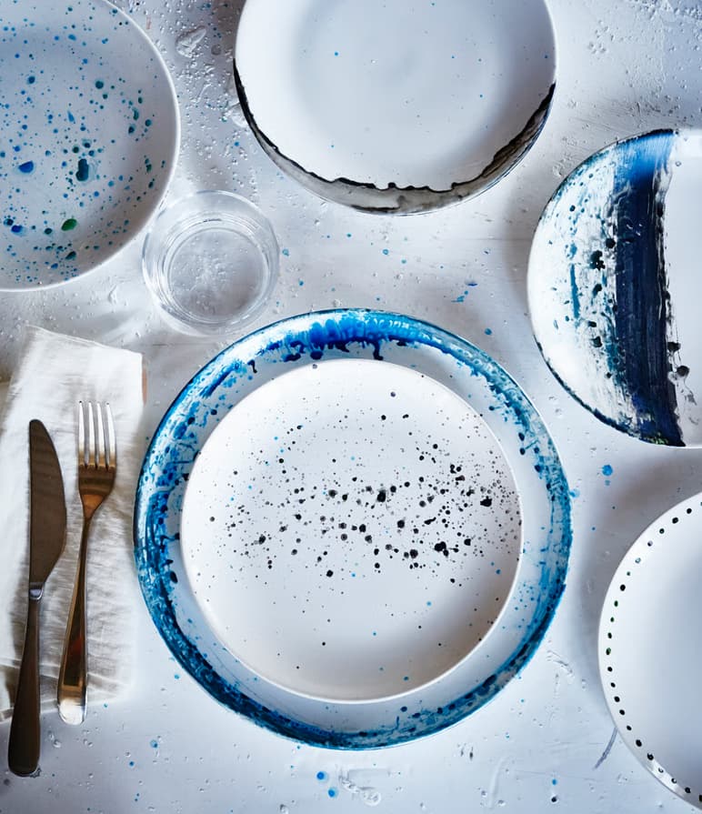 Čerstvo namaľované taniere.