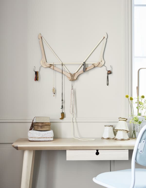 C’est un méli-mélo permanent dans tes bijoux? Garde tes bracelets en rangs d’oignon avec de simples cintres! IKEA propose un vaste choix de cintres, comme BUMERANG en bois dur massif naturel.