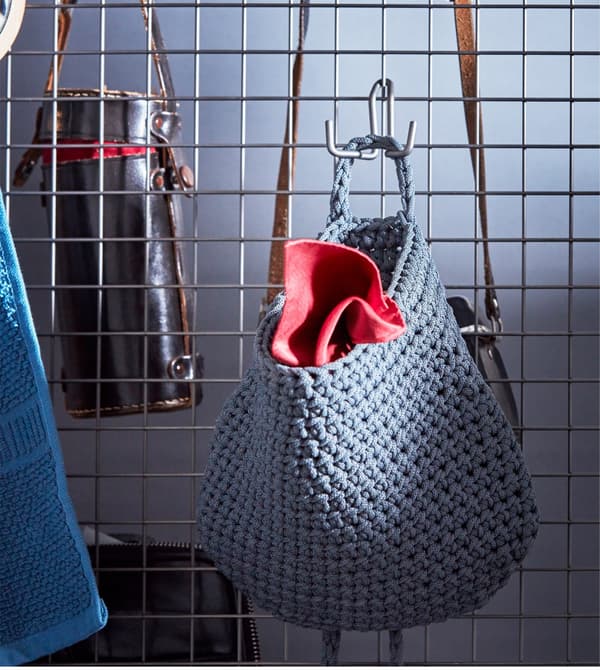 Cestas NORDRANA colgando en un divisor de habitación de cable.