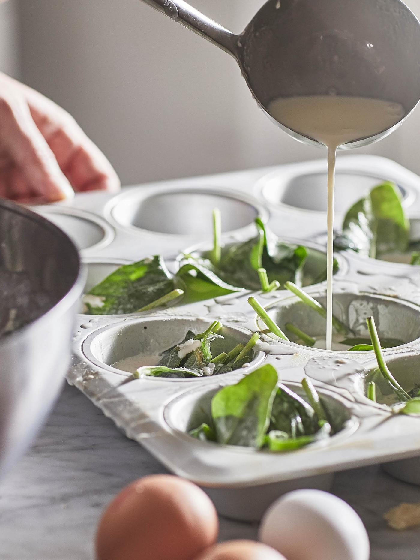 Cesto steká z naberačky FULLÄNDAD do formy na mafiny VARDAGEN.