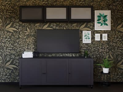 Cette solution de rangement BESTÅ accueille votre télévision, ainsi que tous les gadgets et accessoires que vous souhaitez cacher dans un rangement haut.
