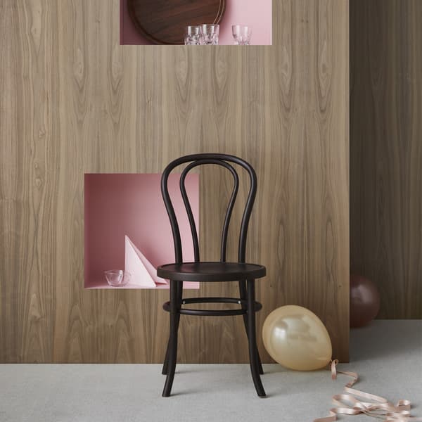 Chaise BJURÅN noire avec ballons.