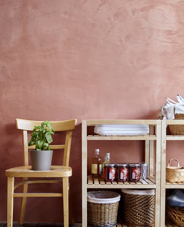 Chaise et dessertes dans la boulangerie