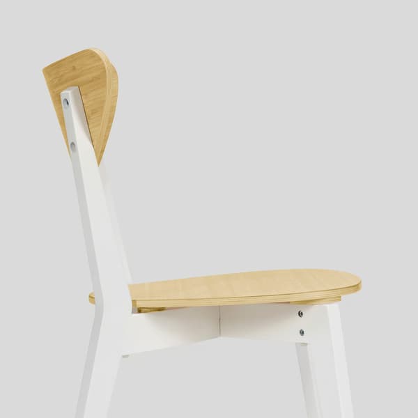Chaise NORDMYRA avec assise blanche et pieds en bois clair, design scandinave, présentée autour d’une table. Actuellement à 35 € au lieu de 50 € chez IKEA Villiers-sur-Marne.

