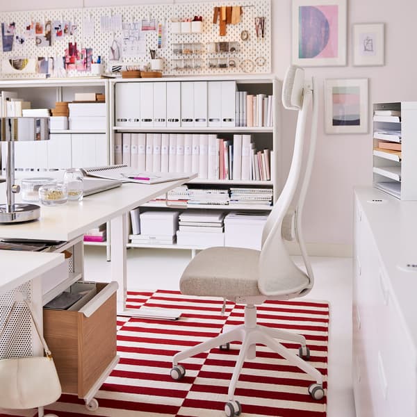 Chaise pivotante beige IKEA JÄRVFJÄLLET et bureau assis-debout blanc SKARSTA à manivelle.