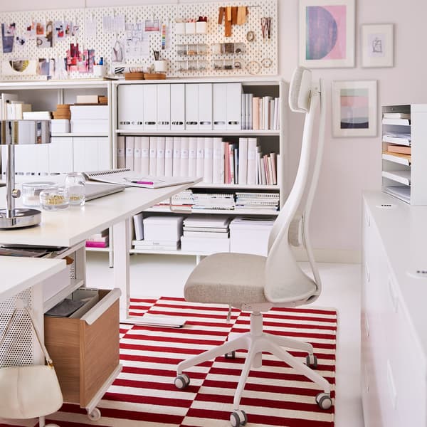 Chaise pivotante JÄRVFJÄLLET beige et bureau assis-debout SKARSTA blanc à poignée manivelle 