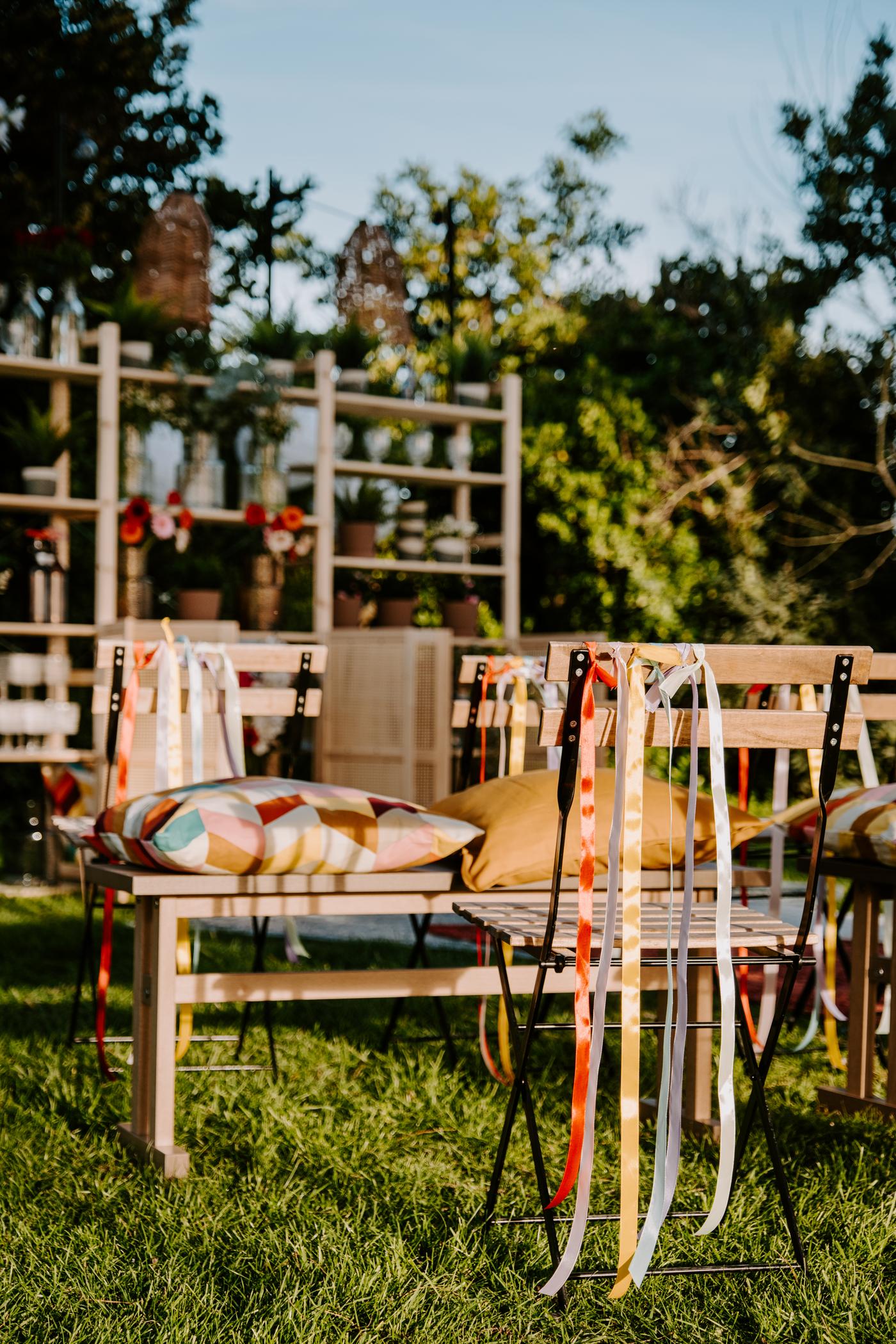Chaises pliables en bois sur l'herbe avec des décorations de la midsommar