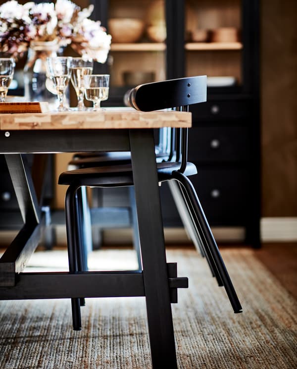chaises-yngvar-gris-anthracite-suspendues-table-skogsta