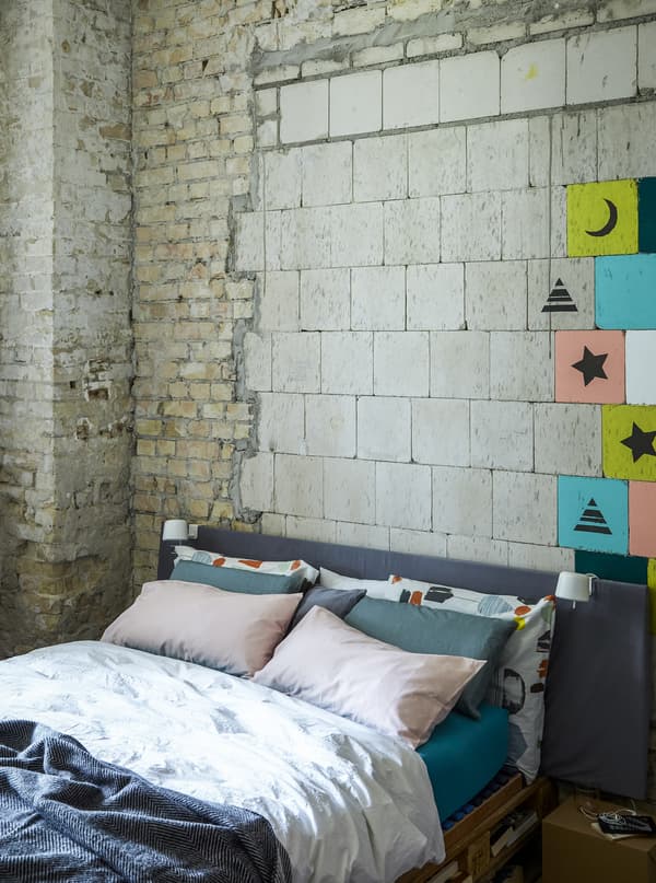 Chambre à coucher avec mur en briques apparentes.