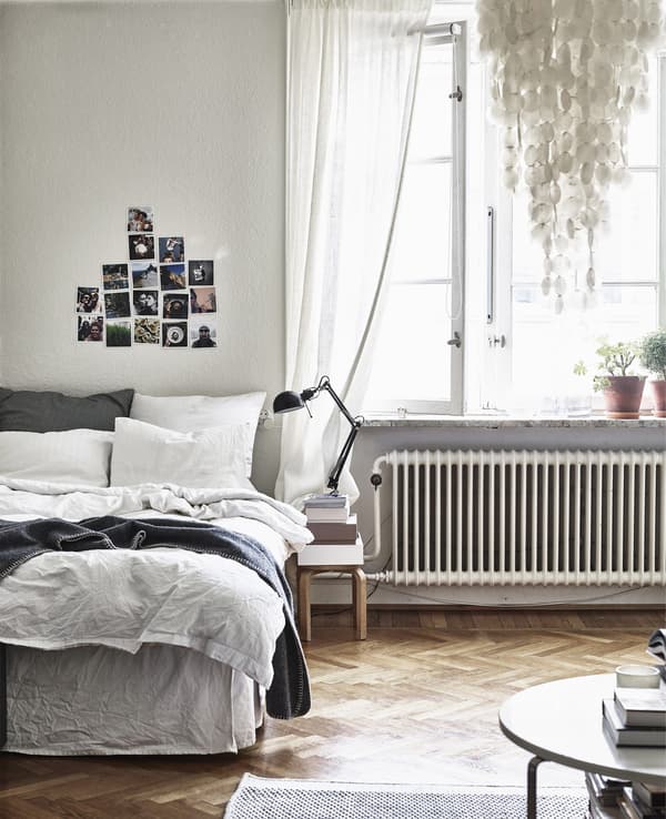 Chambre à coucher avec parquet en bois et décoration neutre.