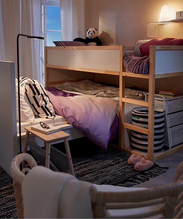 Chambre avec lit mezzanine pour enfant à cheval sur le lit des parents.