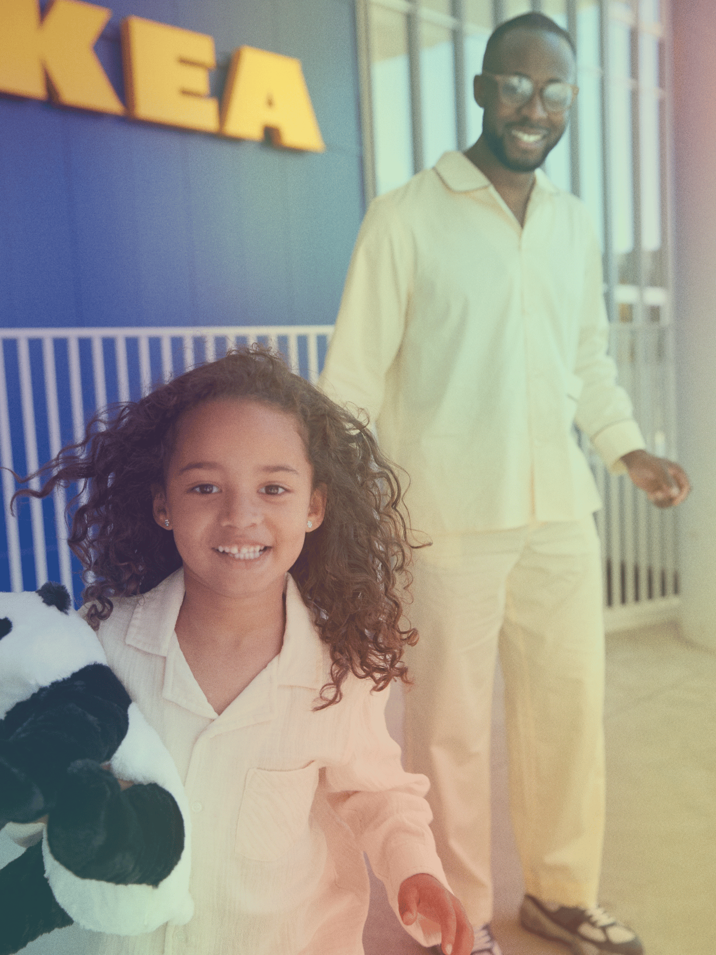 Chambre avec un lit baldaquin au milieu de la pièce et une housse de couette rayée rouge et rose 