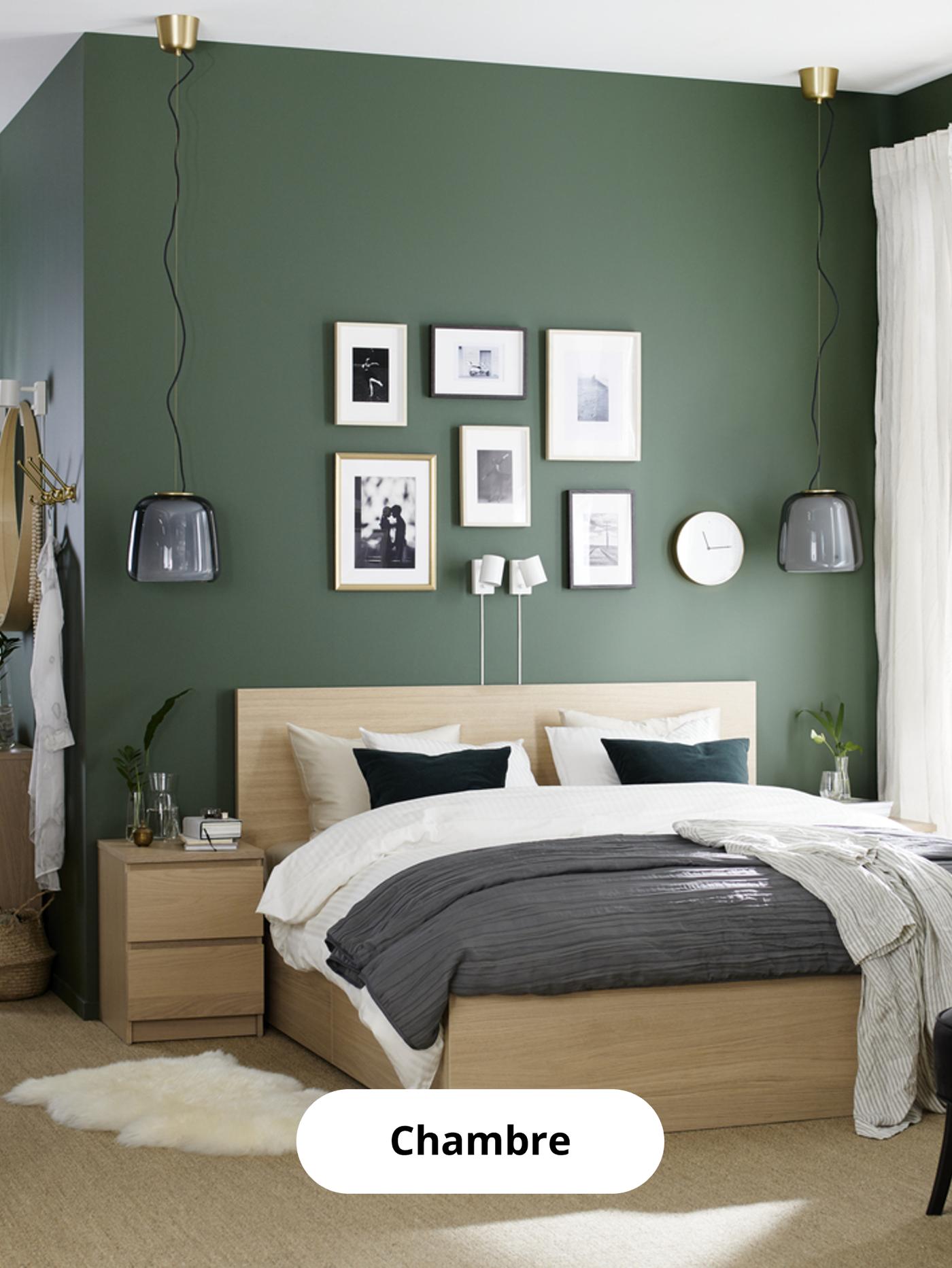 Chambre dans les tons bois, crème, vert et gris. Un tapis doux est posé sur le sol.