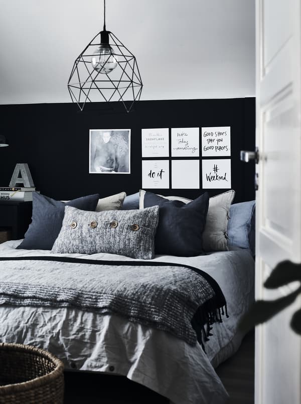 Chambre décorée en gris, noir et bleu.