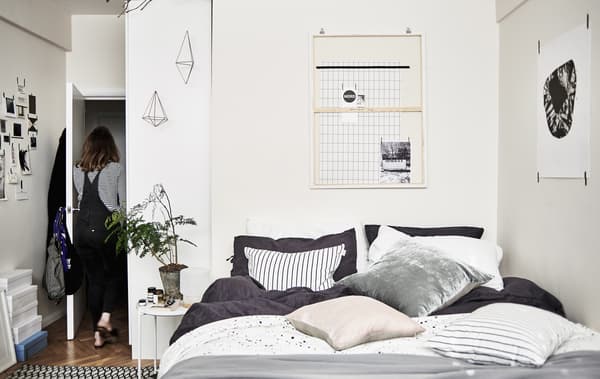 Chambre décorée en noir, blanc et gris.