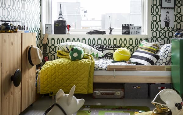 Chambre d’enfant décorée en vert et jaune.