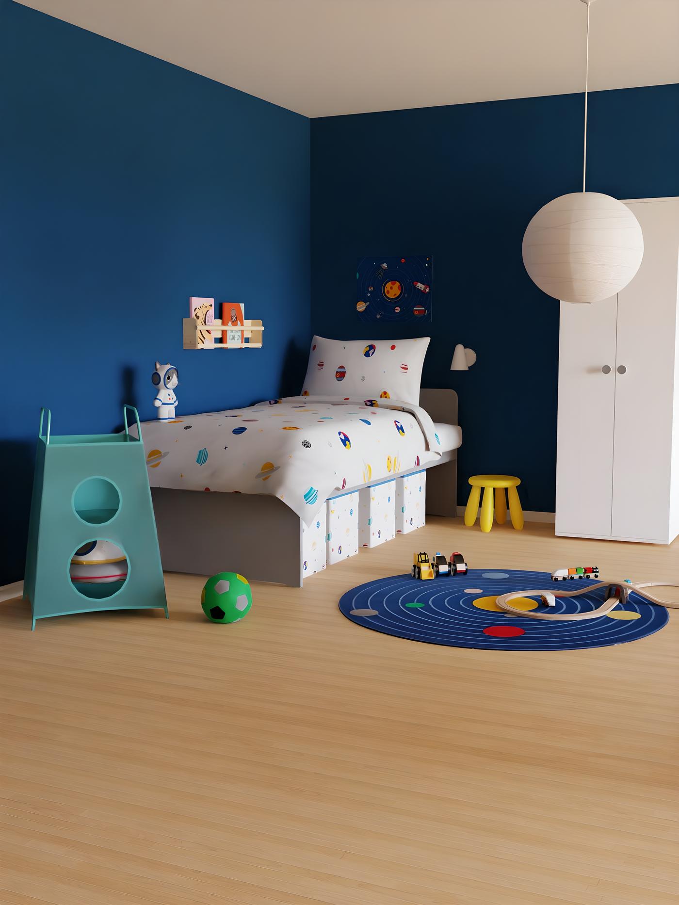 Chambre d'enfant sur le thème de l'espace, avec des murs bleus foncés, un lit avec une parure sur le thème de l'espace, une penderie blanche, un tapis rond bleu et un rangement à casiers