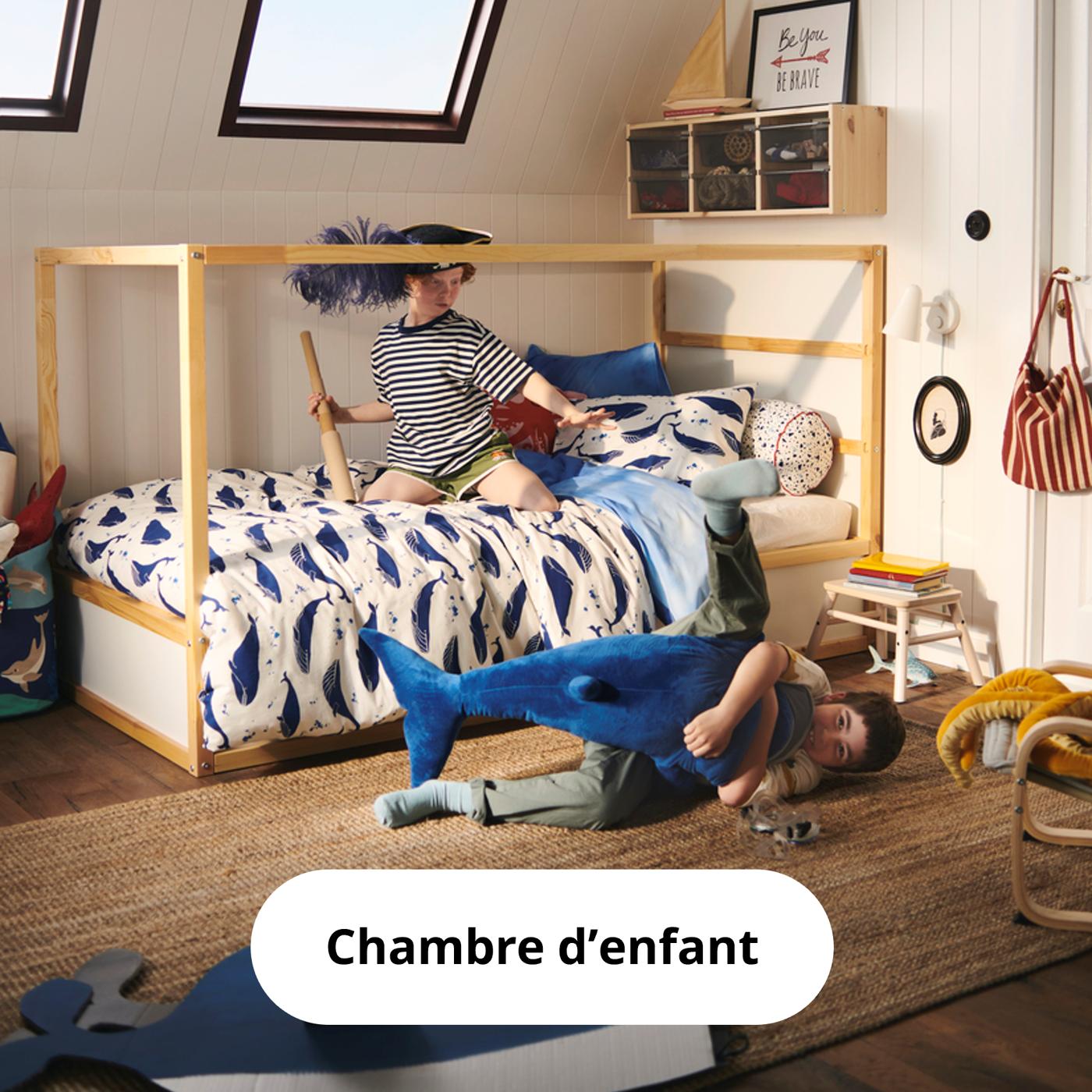 Chambre d'enfants où deux petits jouent avec des peluches