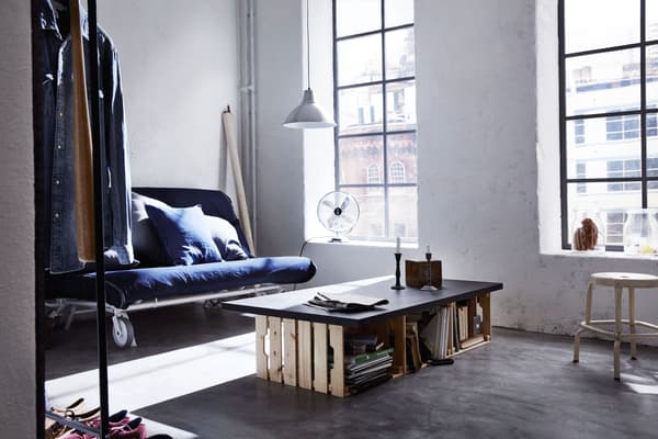 Chambre et séjour tout en un de style loft, avec canapé convertible.