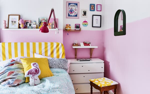 Chambre rose ponctuée d’accents jaunes.