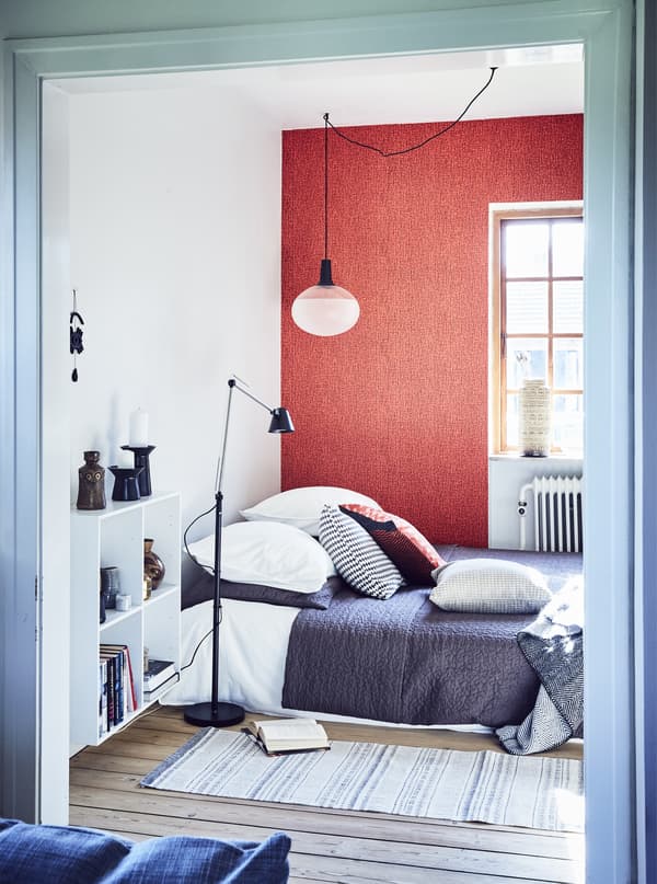 Chambre rouge, blanche et bleue.