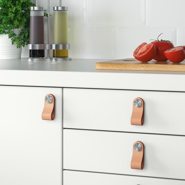 Change kitchen handles: leather example