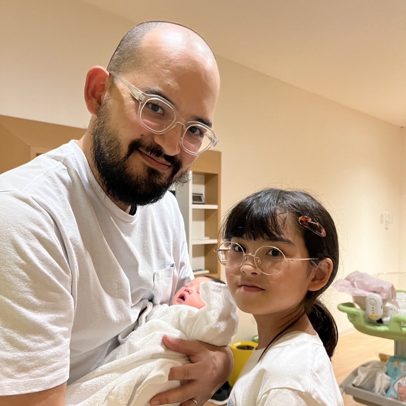 赤ちゃんを抱く人物とお子さま