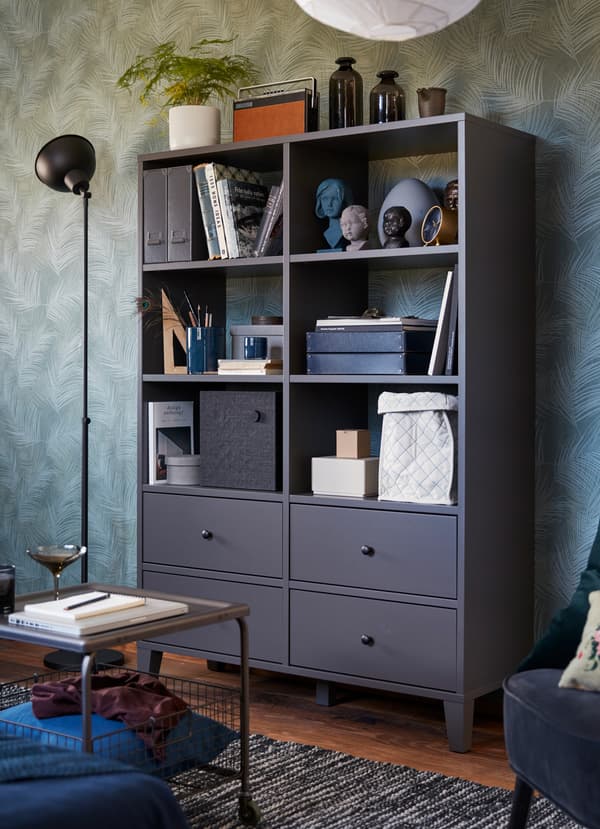 Chaque chose à sa place et bien mise en valeur dans le rangement IKEA BRYGGJA en gris foncé. Six casiers ouverts en haut et quatre tiroirs en bas – de quoi voir venir.
