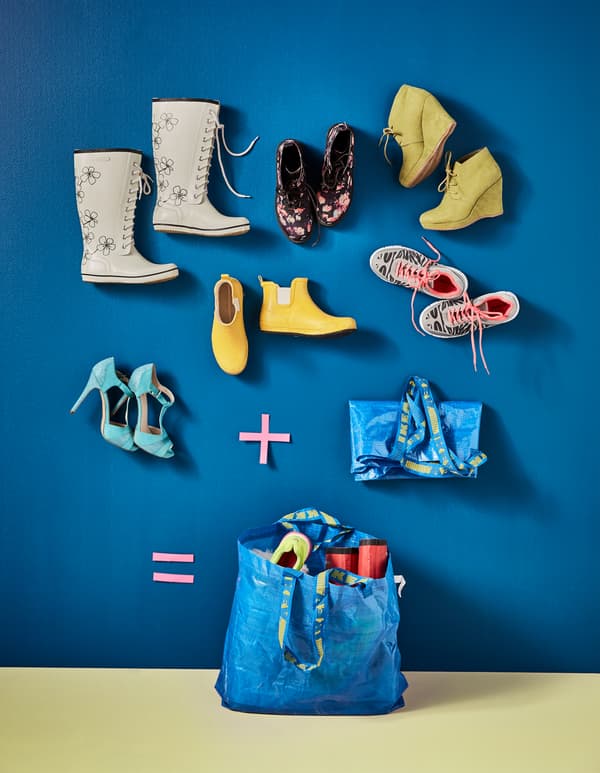 Chaussures rangées dans un sac IKEA bleu