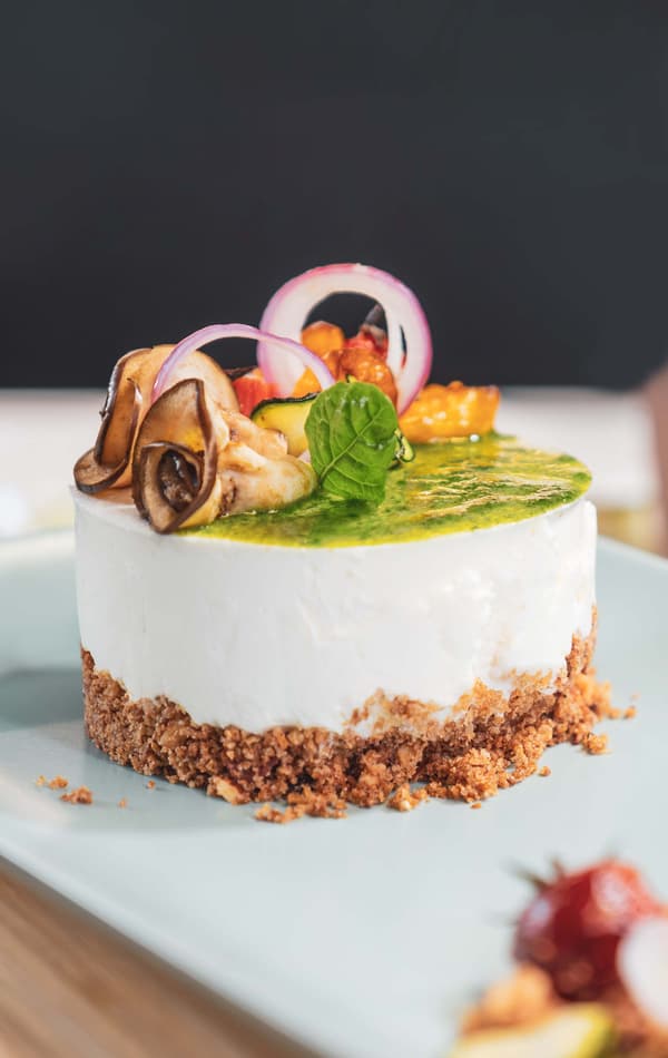 Cheesecacke salata con guarnizioni di verdura