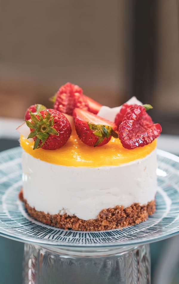 Cheesecake dolce al mango con frutta di stagione