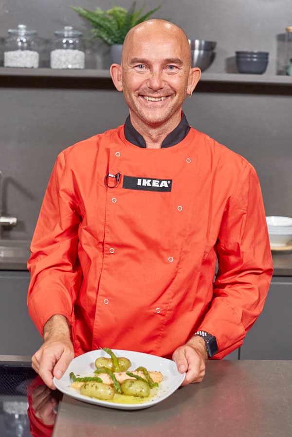 chef da receita de salmón en salsa de laranxa