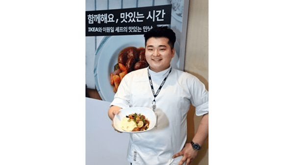 Chef Lee posed with his ‘Braised Meatball’ menu made of IKEA meatballs