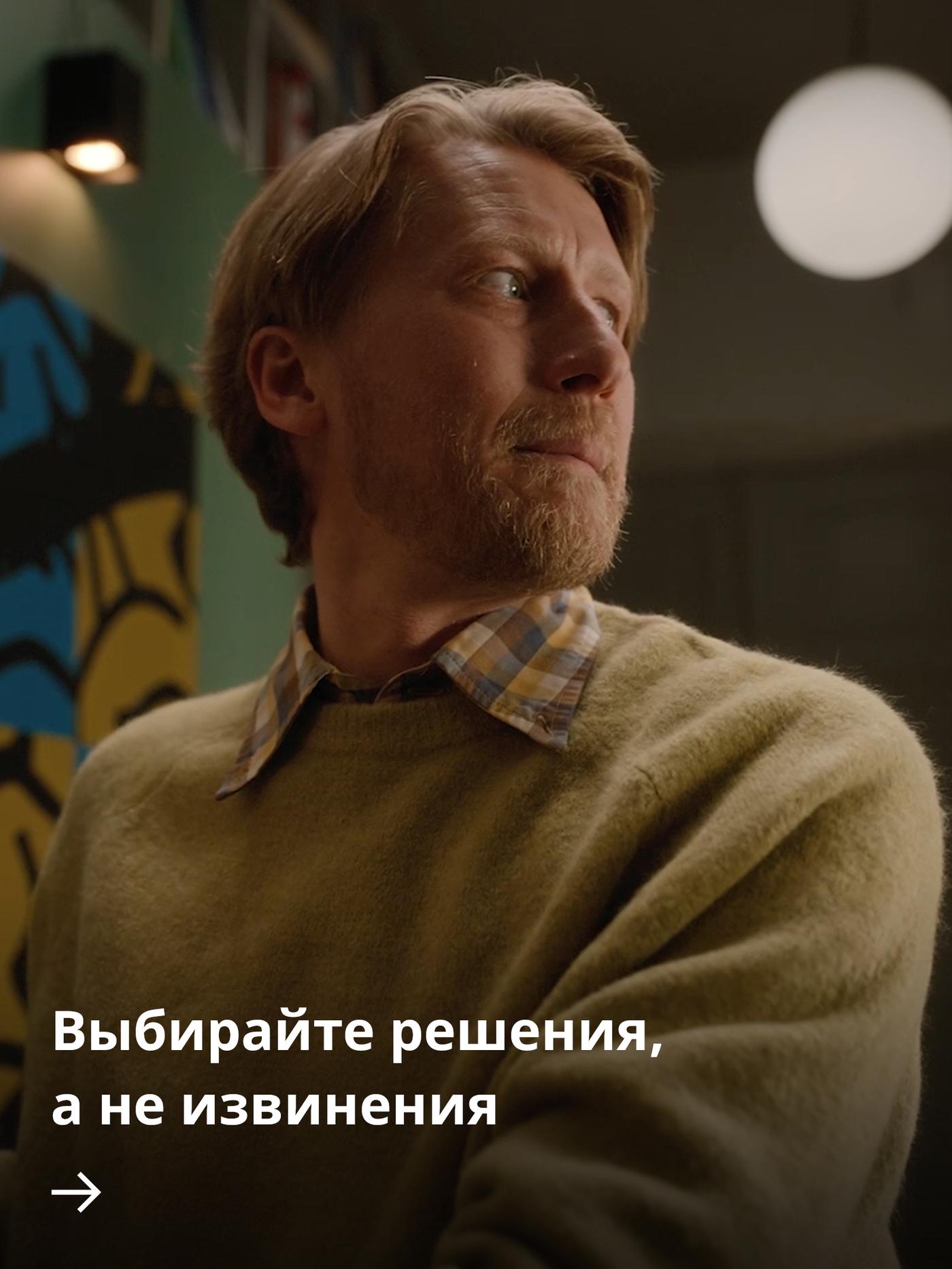 Человек смотрит на другого с извиняющимся выражением лица, чувствуя неловкость и лёгкую вину за состояние своего дома.