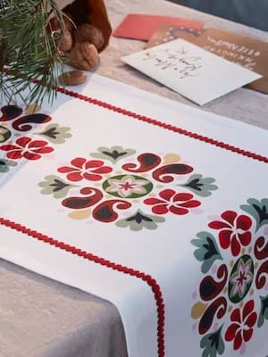 Chemin de table aux motifs suédois colorés