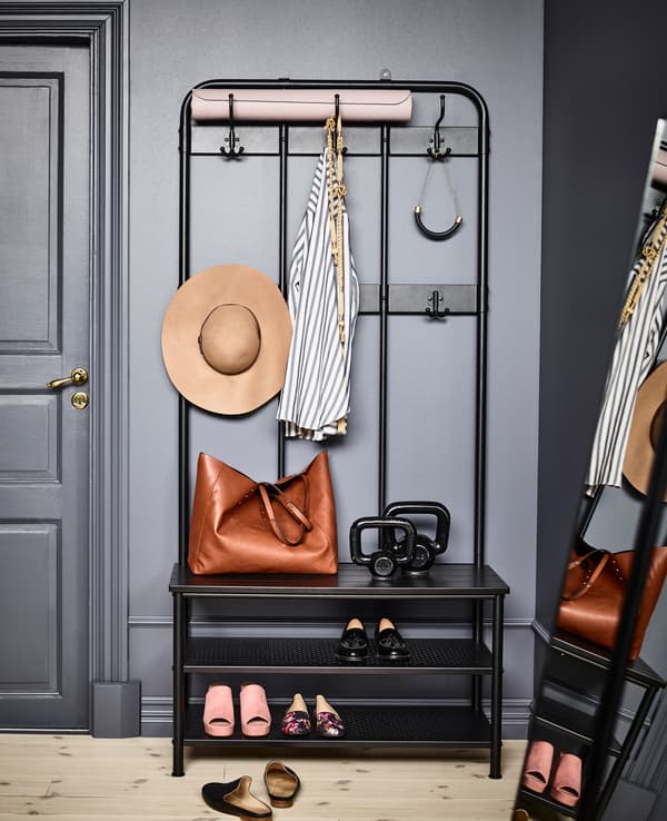 Chez IKEA, nous avons des tonnes d’idées rangement, comme le portemanteau et range-chaussures PINNIG en acier et en zinc peints noir. Deux rangées de crochets, un banc et deux tablettes accueillent sans souci tous vos effets quand vous rentrez à la maison. 