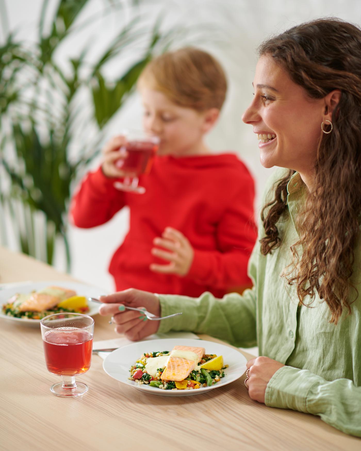 chica comiendo comida de IKEA