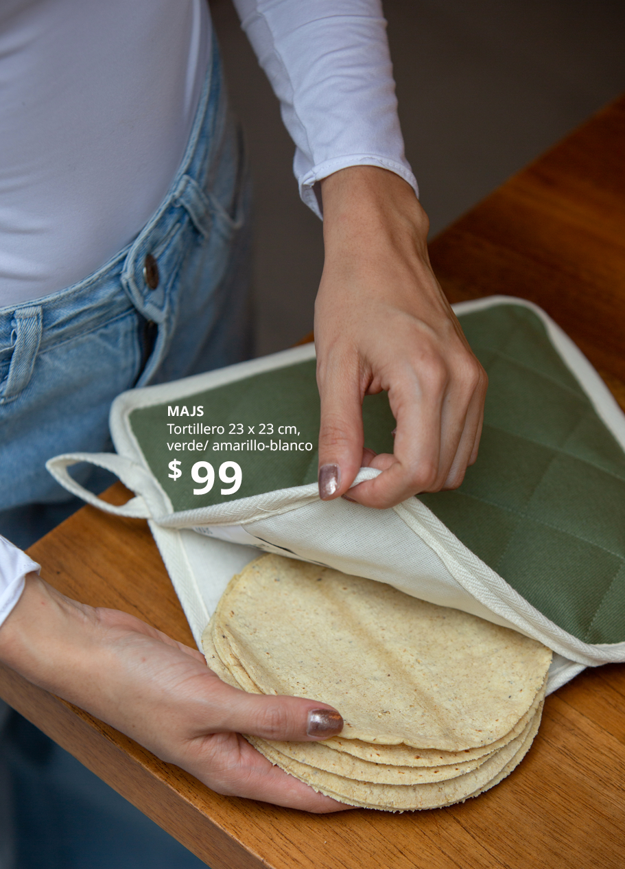 Chica ocupando el tortillero MAJS verde con torrillas en el.