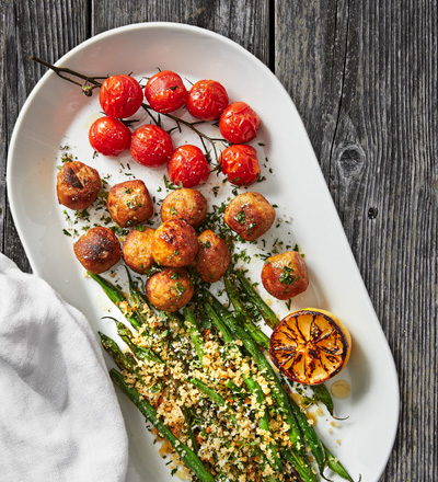 Chicken meatballs with roasted breaded haricot verts, roasted tomatoes and béarnaise sauce