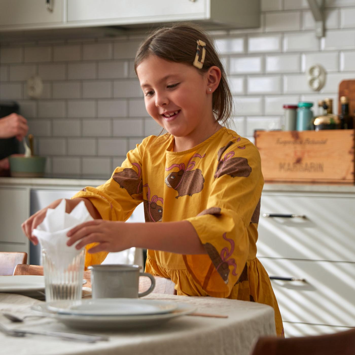Child setting up the table