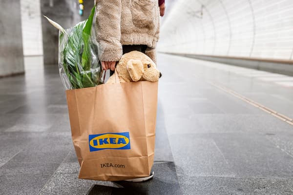 Child with IKEA paper bag on the platform.