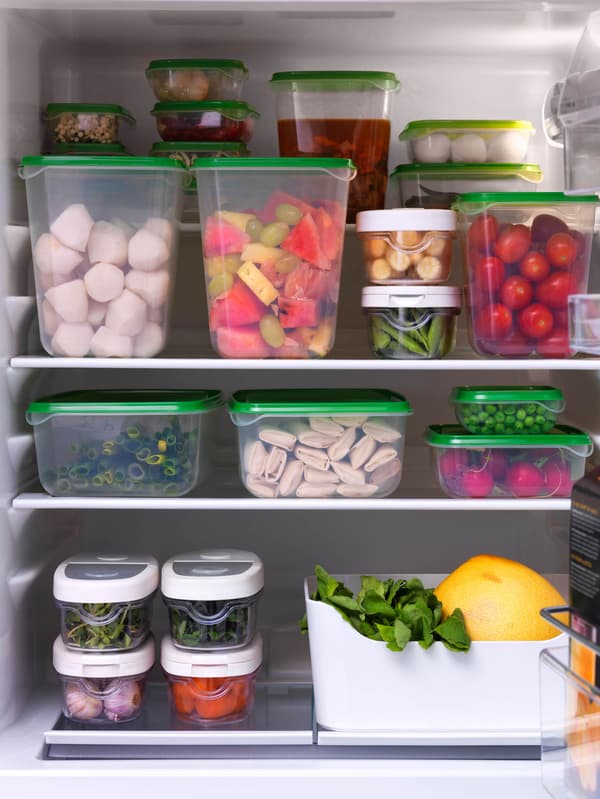 Chladnička plná dóz na potraviny PRUTTA.